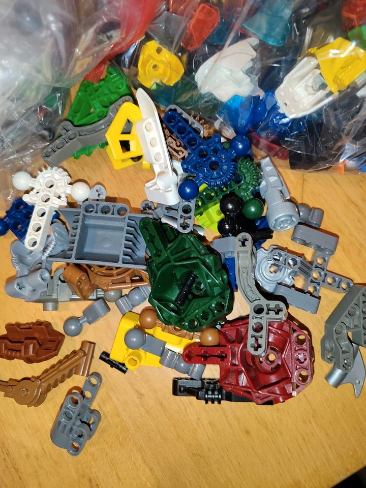 Bionicle und Lego Factory Teile. in Gießen