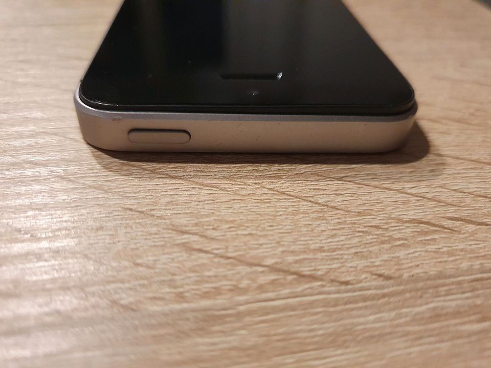 Apple Iphone SE  64 GB  **mit neuem Akku** in Gelsenkirchen