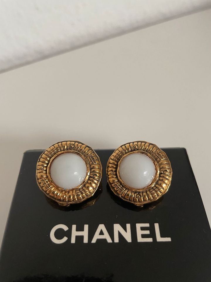 Original Chanel Vintage Gold Metall Kunstperlen Ohrclips Golden in Donaustauf