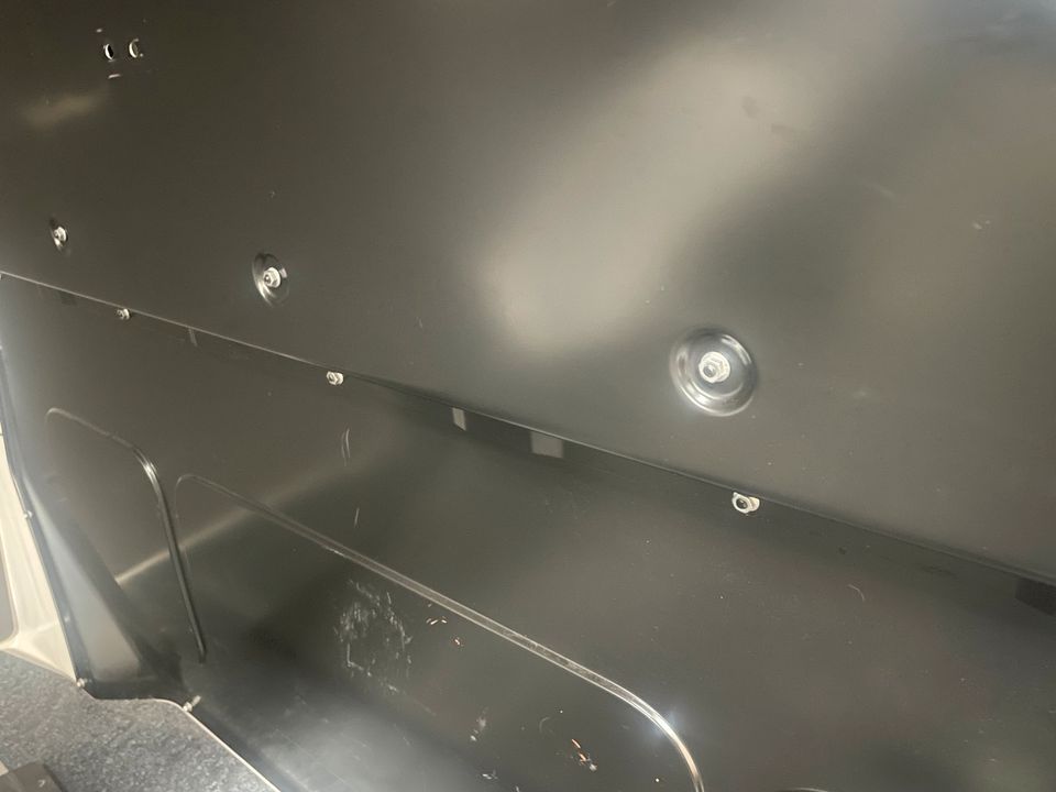 VW T5 T6 Rückwand Metall Muttern M6 in Schwarzenbek