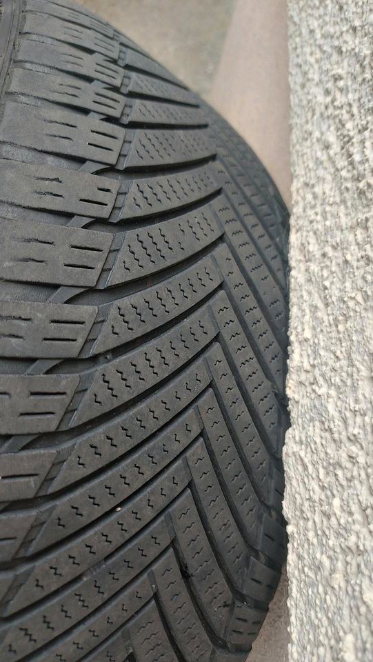 Allwetter Reifen 215/45 R17 All season in Wiehe