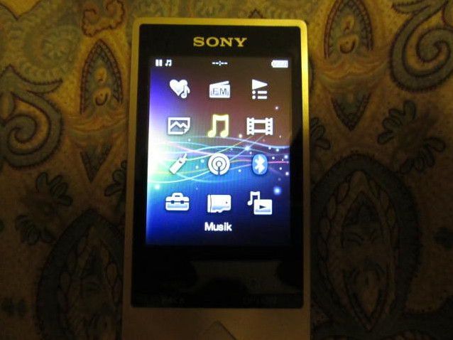 SONY NWZ-A15 MP3 MP4 16GB Bluetooth Walkman Kabel Lederetui in Berlin