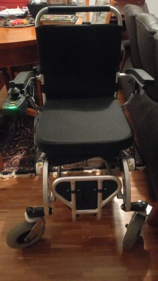 Neuwertiger klappbarer Elektrischer Rollstuhl zu verkaufen in Hamburg