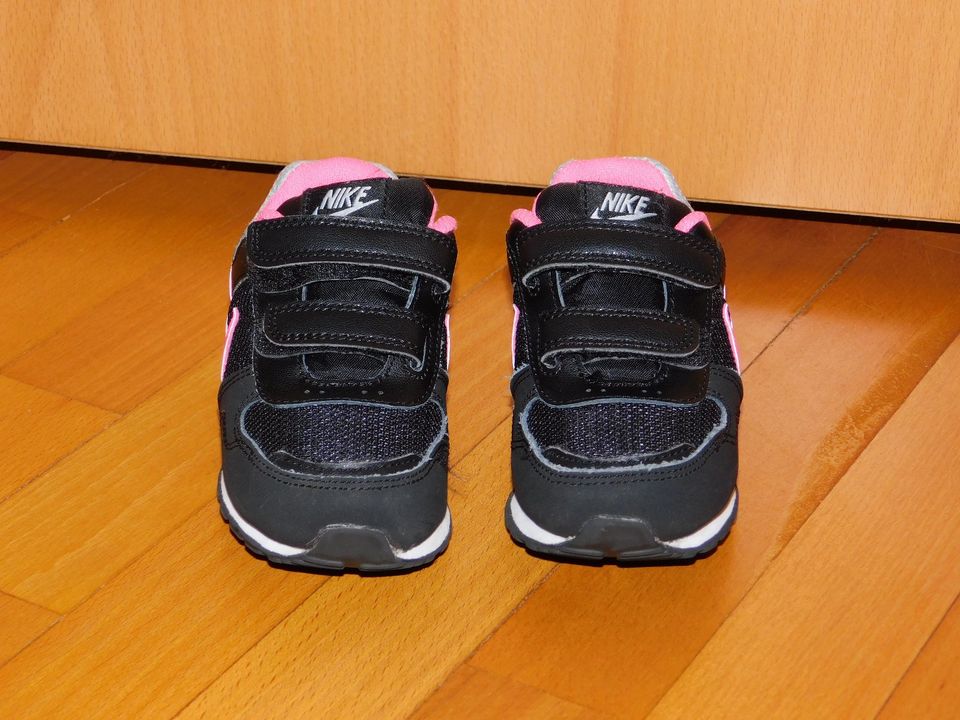 Halbschuhe Sneaker Nike schwarz rosa grau Klettverschluß Gr. 23,5 in Haan