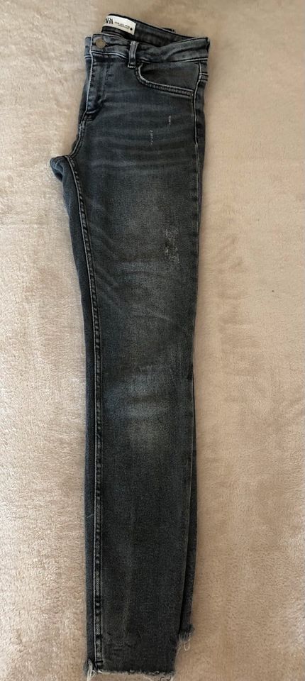 Jeans Hose - Stradivarius, Zara, Wrangler -5 paar - NEU in Centrum