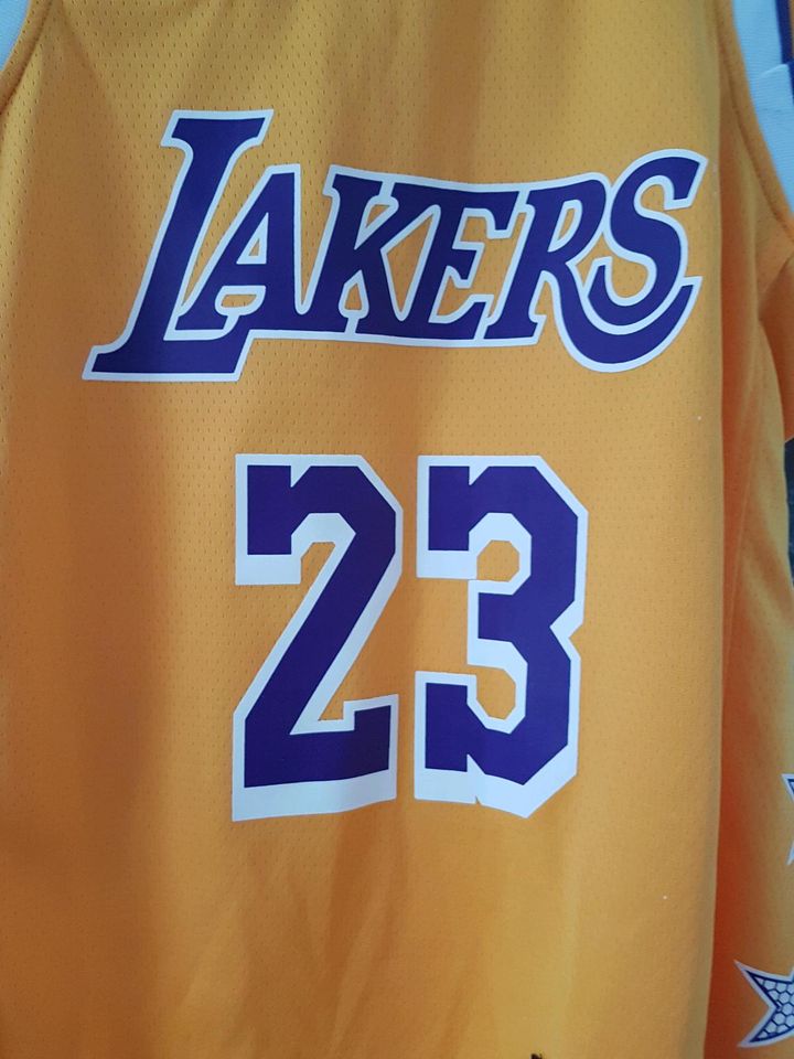 NIKE LAKERS 23 JAMES T-SHIRT GR 152 in Geseke