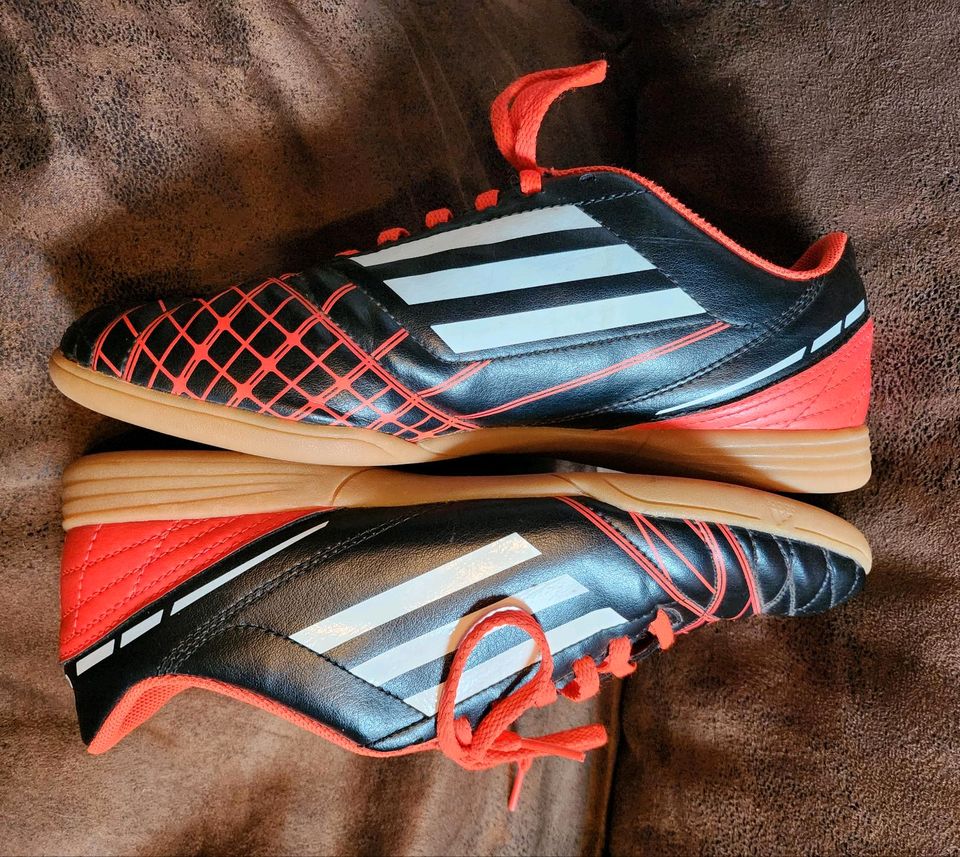 Adidas Hallenfußballschuhe Größe 42 schwarz orange in Westoverledingen