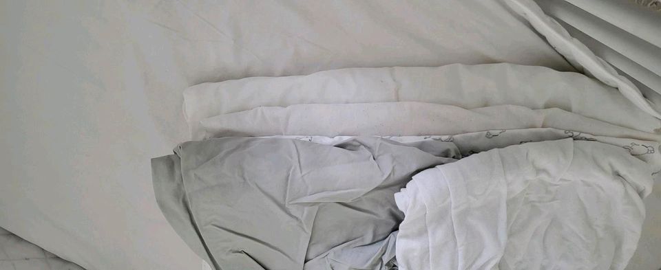 Babybett Gitterbett für Babys mit Decke Kopfkissen Betthimmel in Essen