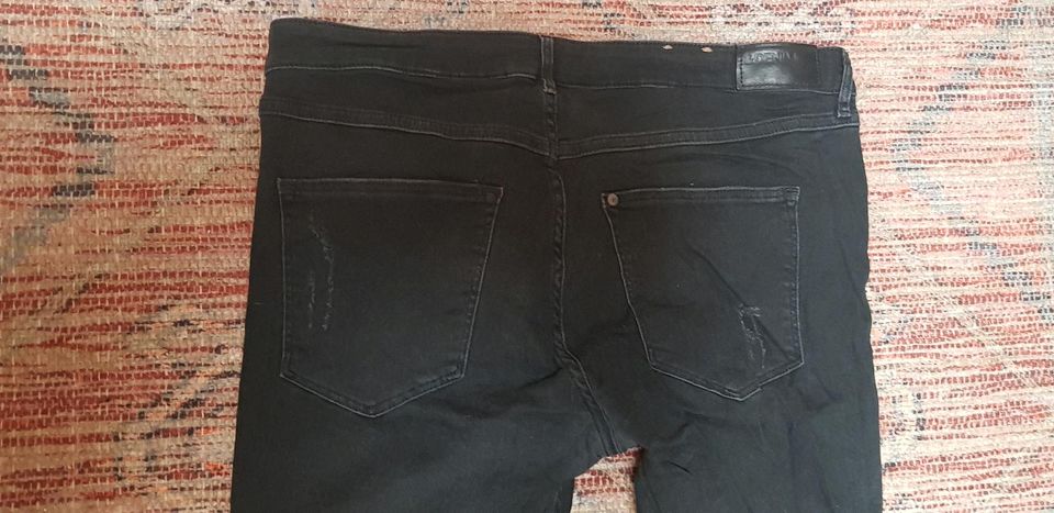 H&M Low waist Hüftjeans destroyed Jeans only schwarz W33 L32 high in Schönberg (Holstein)