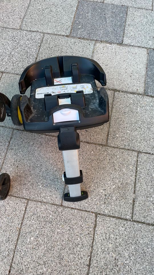 Babyschale mit Rädern Marke „DONNA“ inkl. Isofix schwarz in München