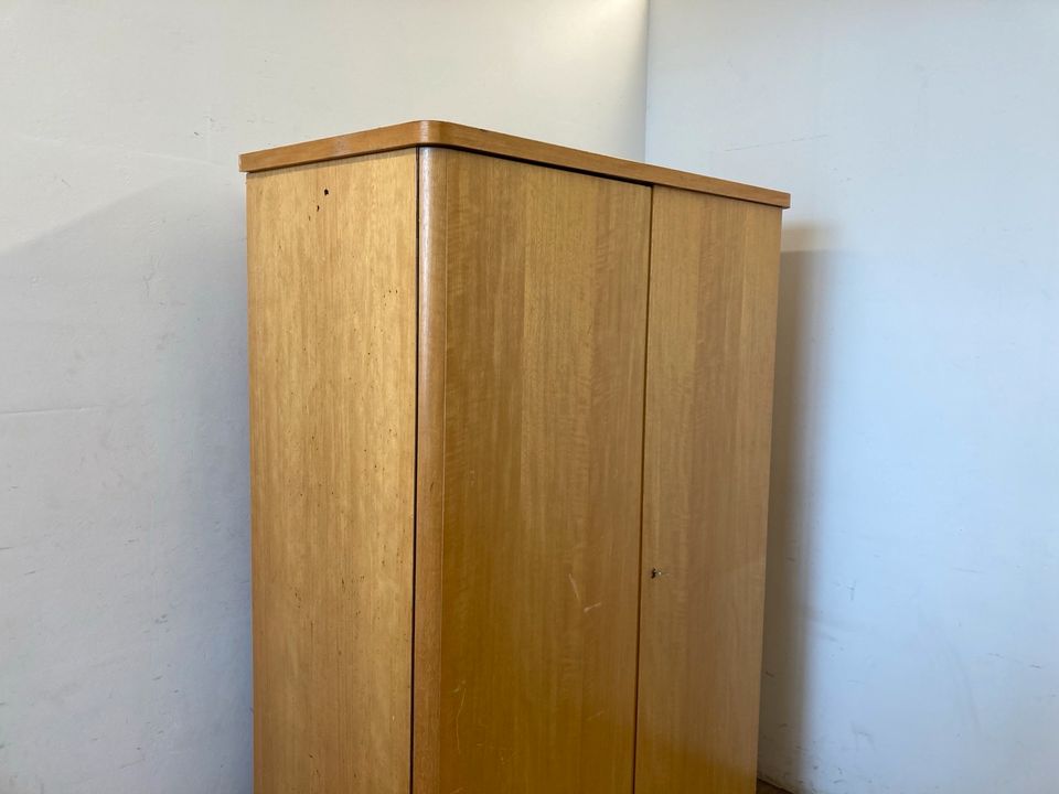 #A Midcentury Kleiderschrank 2 türig Holz hell verschließbar in Burgstädt