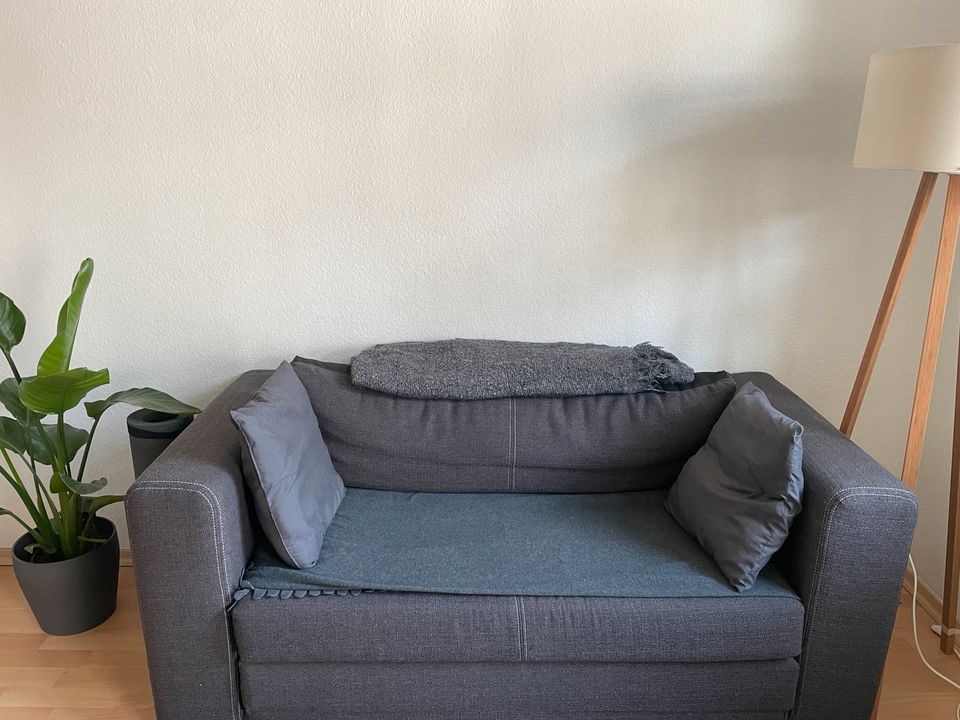 graue Couch mit Schlaffunktion in Frankfurt am Main