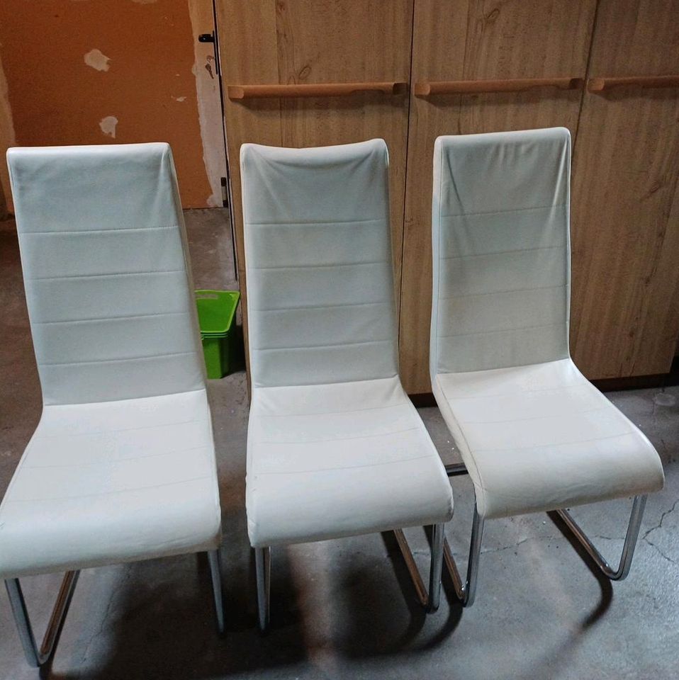 Esstisch zuverkaufen mit Folie +4 weiße Stühle in Langenhagen