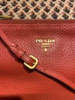 ORIGINAL PRADA-TASCHE AUS GENARBTEM ECHTLEDER; TOP ZUSTAND; ROT! Hessen - Gießen Vorschau