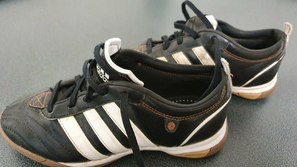 Fußballschuhe von Adidas für die Halle in Größe 32 in Köln