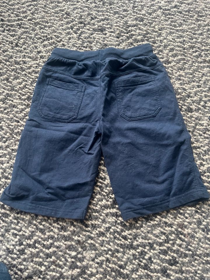 2x Shorts, Größe 134 in Kaarst