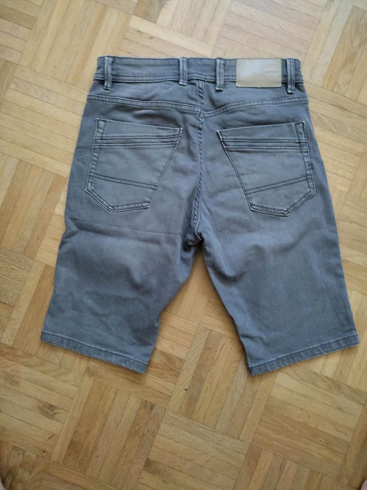 Gr. 28 graue Jeansshorts in Bad Neustadt a.d. Saale