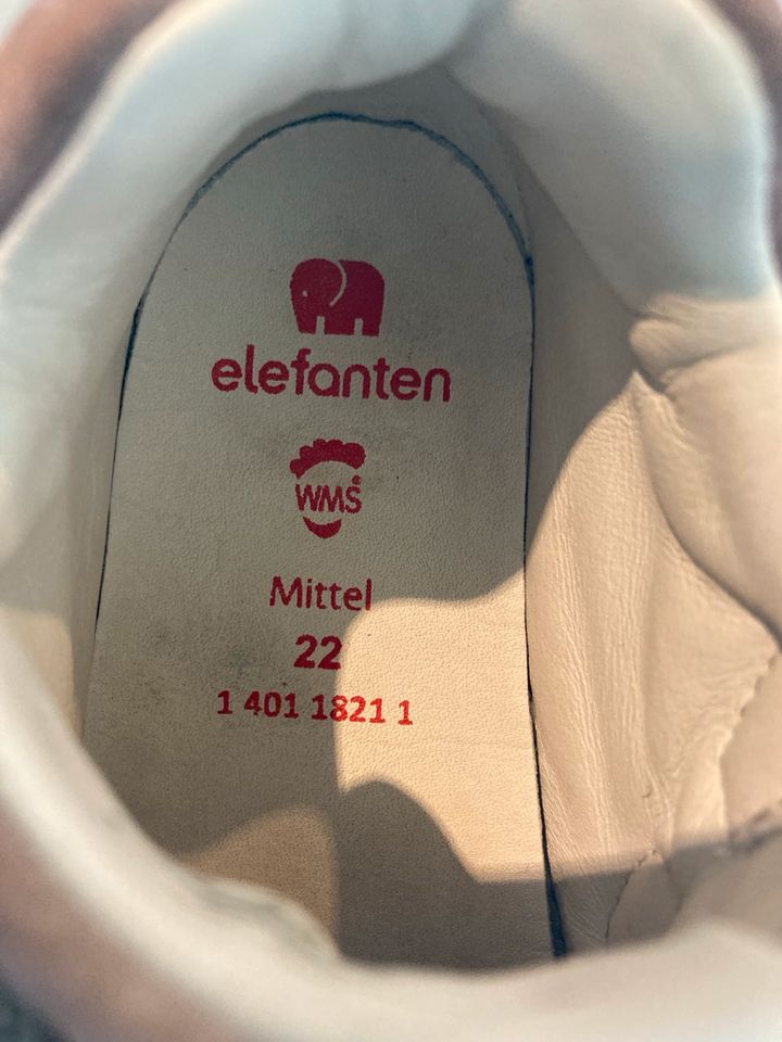 Schuhe in 22 von elefanten in Adelheidsdorf