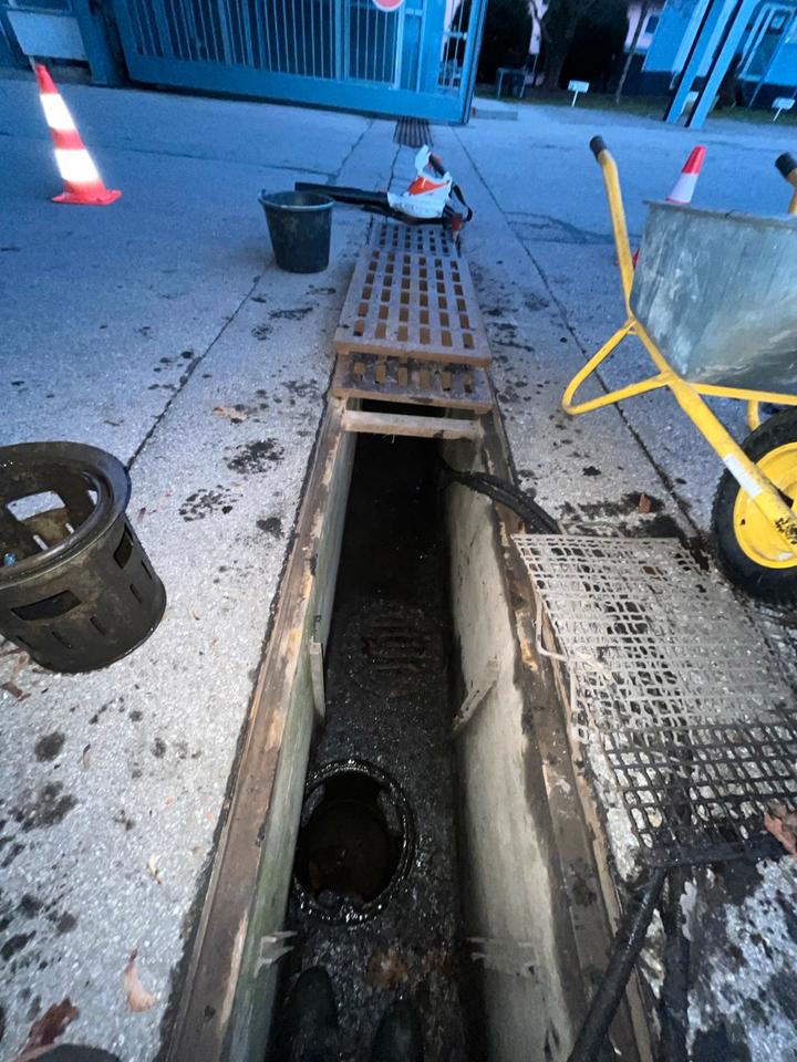 Dachrinnenreinigung, Kanalreinigung, Entwässerungrinnereinigung in Traunstein