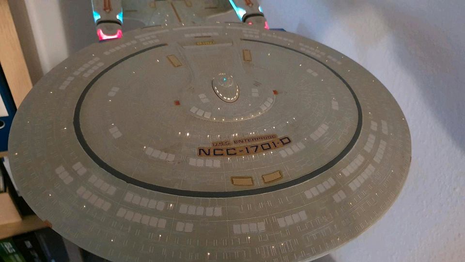 Enterprise TNG NCC-1701-D beleuchtet in Bremerhaven