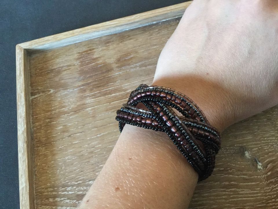 Armband, Armreif lila schwarz aus Perlen & Draht in München