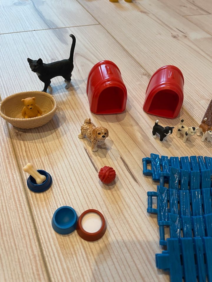 Schleich Hunde + Katzen Set mit Zubehör in Quedlinburg