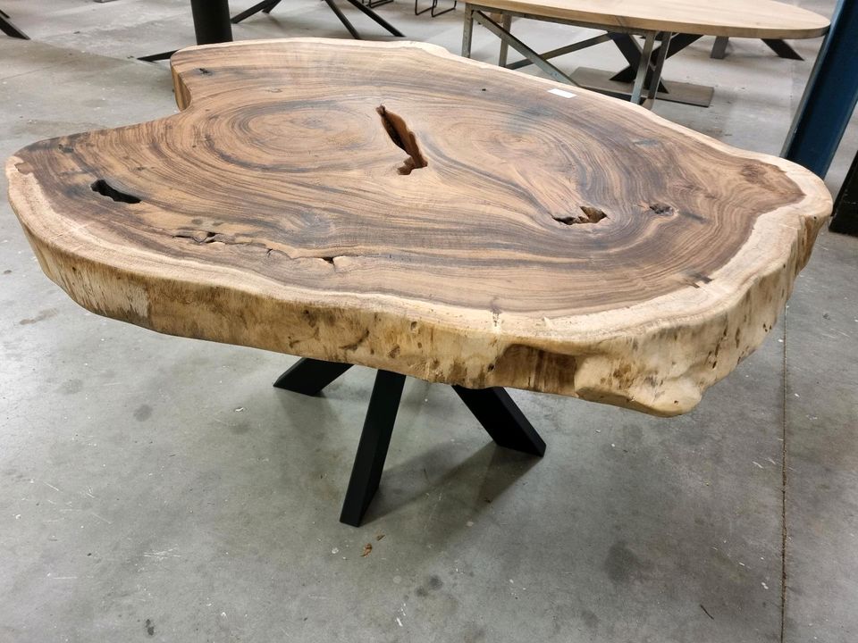 Tisch Suar Baumscheibe Massivholz aus einem Stück Baumstammtisch in Uedem