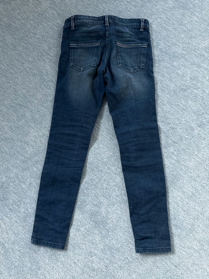 Jeans Mädchen 140 in Sülfeld