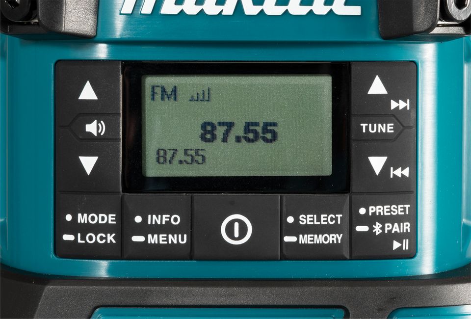 Makita Akku-Radio mit Laterne DMR056 in Friedeburg