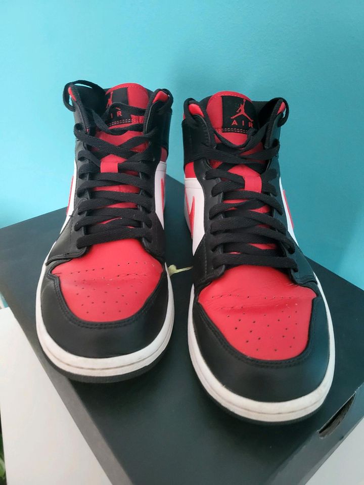 Air Jordan 1 Mid in Großschirma