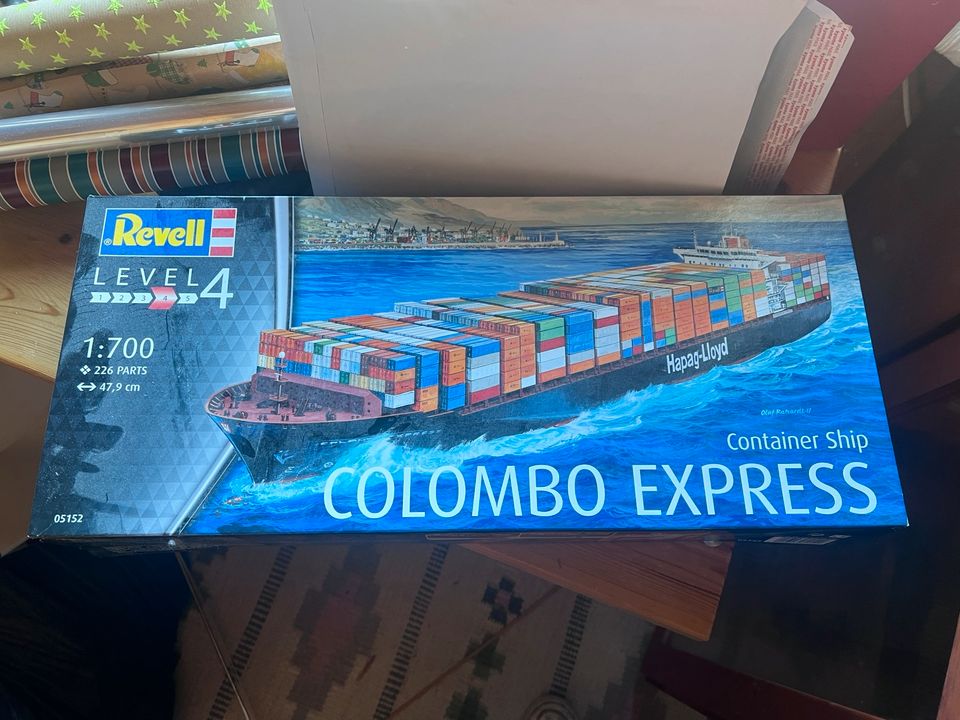 Containerschiff Colombo Express in Sülfeld