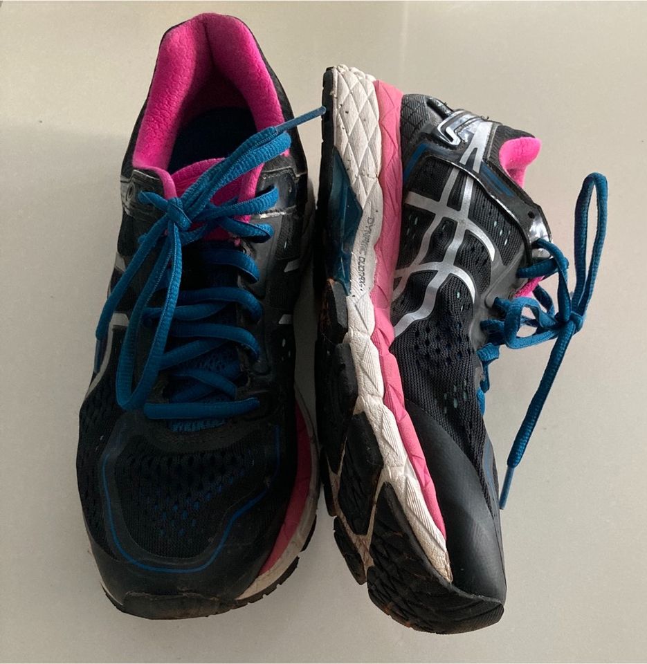 Asics Laufschuhe neuwertig 41,5 in Tettnang