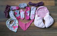 Baby Starterset: Mütze,  2 Lätzchen, Stopper Socken, Schuhe Nordrhein-Westfalen - Sundern (Sauerland) Vorschau