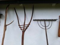 Antiquarische bäuerliche Werkzeuge (Heugabel, Rechen, Säge) Nordrhein-Westfalen - Hamm Vorschau