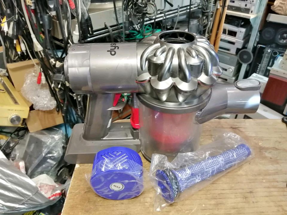 DYSON V6 Fluffy, Akku-Staubsauger mit 2 NEUEN Filtern +Zubehör!!! in Berlin