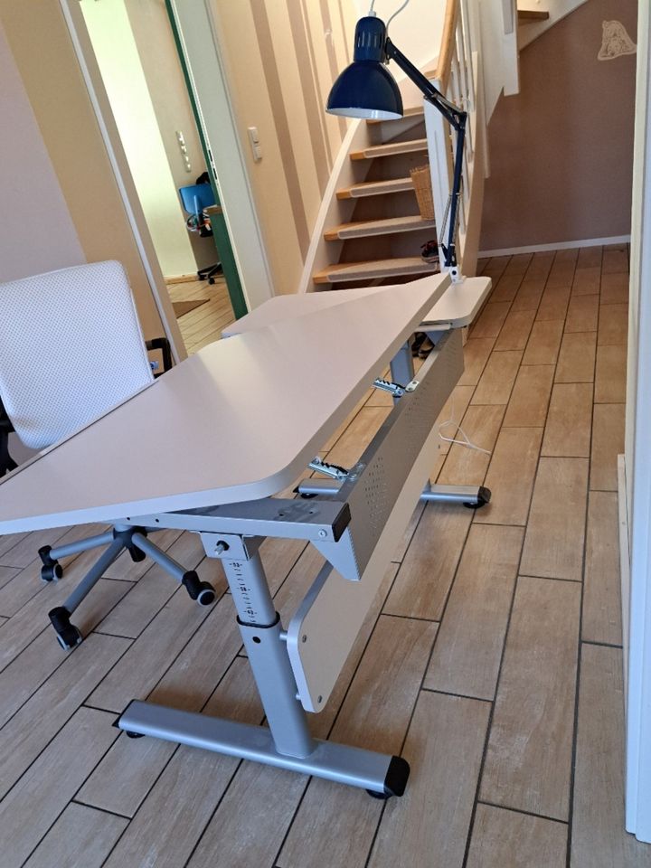 PAIDI - höhenverstellbarer Schreibtisch mit passenden Drehstuhl in Uplengen