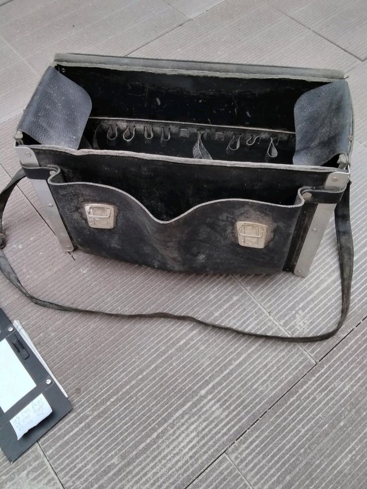 Alte Werkzeugtasche und leere Koffer in Teutschenthal