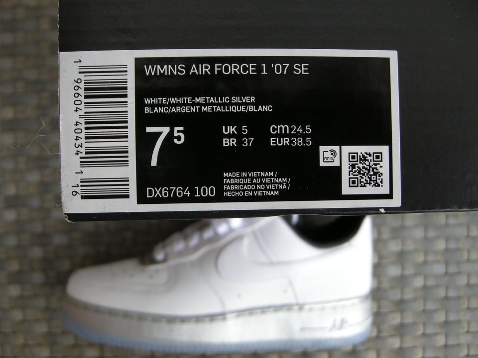 Nike Air Force 1 '07 SE 38,5 White Metallic Silver  DX6764-100 in Wolfsburg