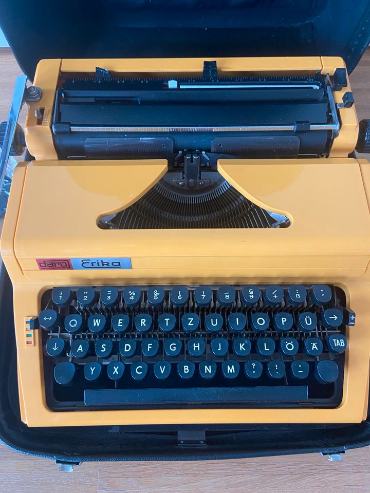 Erika Schreibmaschine, Vintage, DDR, mit Reisekoffer, orange/gelb in Rostock