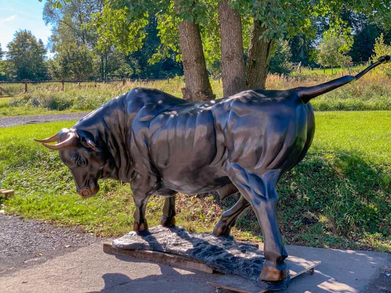 Exklusive Stier-Skulptur aus Bronze mit 360 cm Länge in Berlin