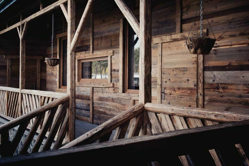 Sonnenverbrannte Altholzbretter, rustikales Holz als Wandverkleid in Osnabrück