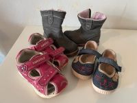 3 Schuhe Gr. 20 21 Sandalen Winterstiefel Hausschuhe Paket Nordrhein-Westfalen - Mülheim (Ruhr) Vorschau