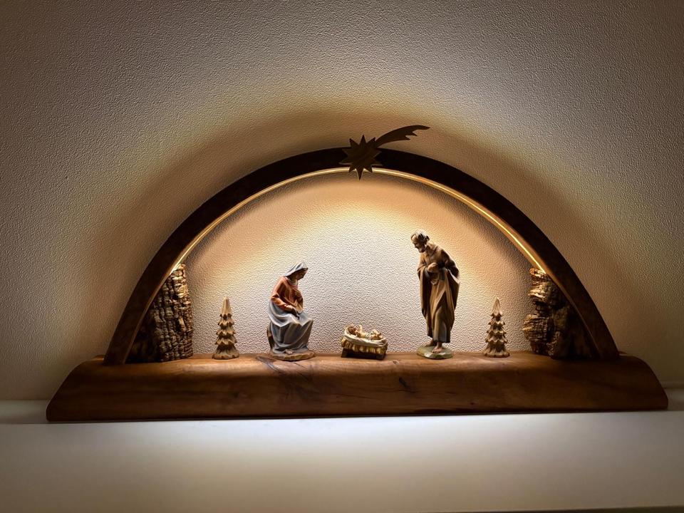 Große Krippe/ Schwibbogen mit geschnitzten Holzfiguren 15cm in Bernsbach 