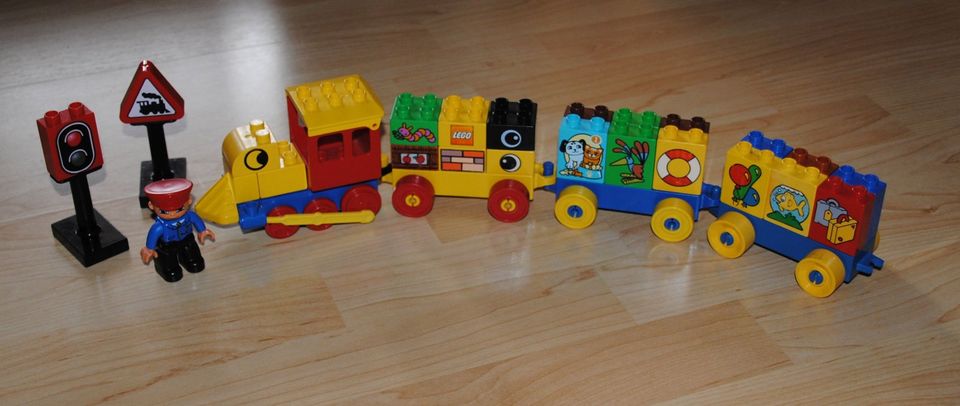 Lego Duplo Zug Set mit Zugführer und Schildern in Ortenberg