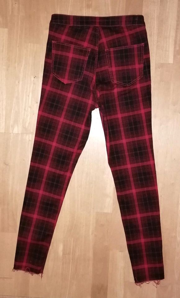 Hose H&M Gr. 36 38 S Karo schwarz rot Slim 2 % Elasthan Divided in Rieden