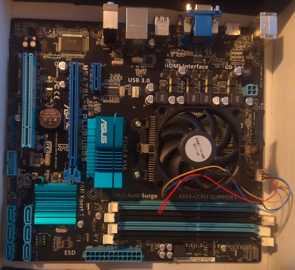 Motherboard mit CPU und Lüfter in Centrum