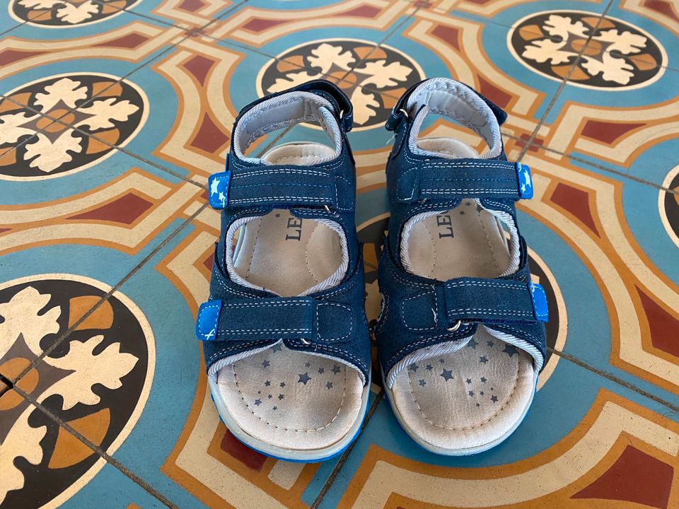 Blaue LEONE Kindersandalen Größe 33 in gutem Zustand in Rellingen