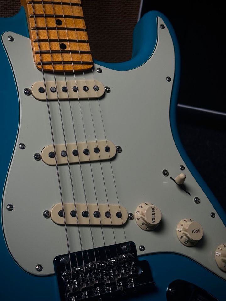 2022 Fender AM Pro II Strat MN Miami Blue in Kiefersfelden