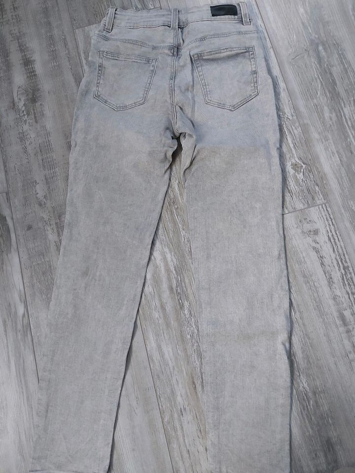 Jeans/ Hose in der Größe 158 in Wissen