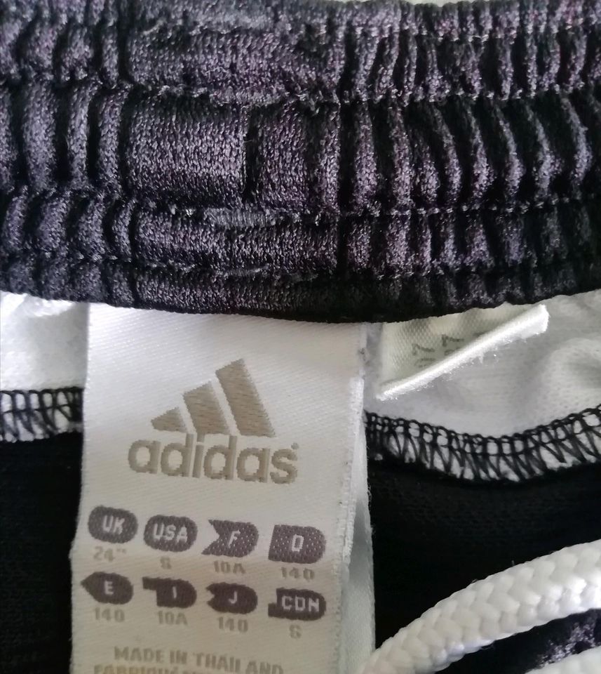Adidas Shorts Größe 140 in Maulbronn